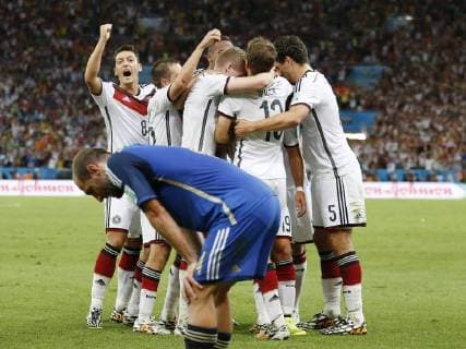 GÖTZE Mario Team Deutschland Jubel um Torschuetzen Mario Götze mit LAHM Philipp , SCHÜRRLE Andre und ÖZIL Mesut FIFA Fussball Weltmeisterschaften 2014 in Brasilien Finale Spiel Deutschland gegen Argentinien am 13.Juli 2014 in Rio de Janeiro 