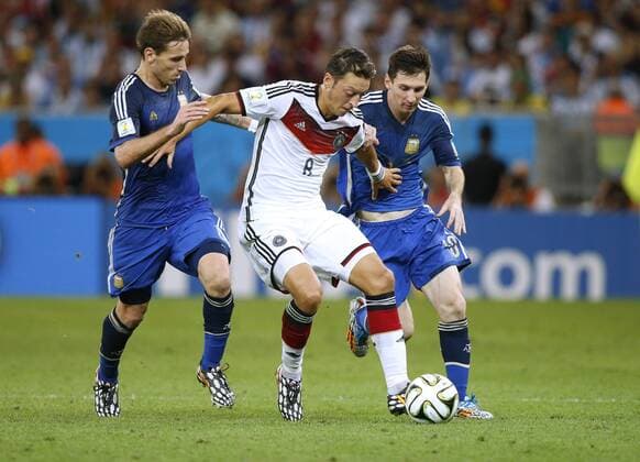 ÖZIL Mesut Team Deutschland mit MESSI FIFA Fussball Weltmeisterschaften 2014 in Brasilien Finale Spiel Deutschland gegen Argentinien am 13.Juli 2014 in Rio de Janeiro 
