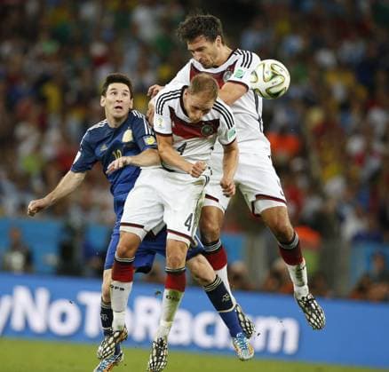 HUMMELS Mats und HÖWEDES Benedikt Team Deutschland mit MESSI Lionel FIFA Fussball Weltmeisterschaften 2014 in Brasilien Finale Spiel Deutschland gegen Argentinien am 13.Juli 2014 in Rio de Janeiro 