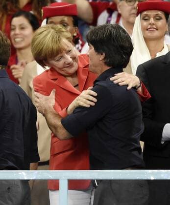 13.07.2014, Fussball WM 2014 - Finale: Deutschland - Argentinien in Rio de Janeiro, Maracana Stadion. Sigerehrung der Weltmeister, Bundeskanzlerin Angela Merkel (li, Deutschland) gratuliert Bundestrainer Joachim Löw (Deutschland) zum Weltmeistertitel. 