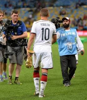 FUSSBALL WM 2014 FINALE Deutschland 13.07.2014 DEUTSCHLAND FEIERT DEN WM TITEL 2014: Abgang; Lukas Podolski mit dem WM Pokal