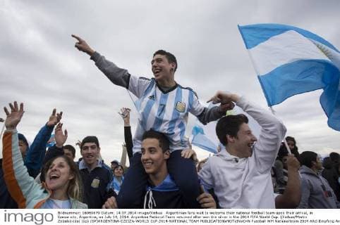 Argentinian fans wait to welcome their national football team upon their arrival, in Ezeiza city, Argentina, on July 14, 2014. Argentina National Team returned after won the silver in the 2014 FIFA World Cup. (Xinhua Martin Zabala) (da) (sp) (SP)ARGENTINA-EZEIZA-WORLD CUP 2014-NATIONAL TEAM 