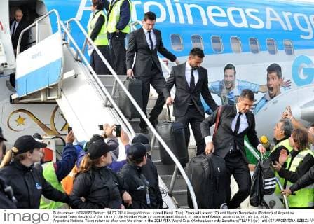 Lionel Messi (Top), Ezequiel Lavezzi (C) and Martin Demichelis (Bottom) of Argentina National Team descend of the plane in the Minister Pistarini International Airport, in the city of Ezeiza, Argentina, on July 14, 2014. Argentina National Team returned after won the silver in the 2014 FIFA World Cup. (Xinhua Leonardo Zavattaro TELAM) (jp) (ah) (SP)ARGENTINA-EZEIZA-WORLD CUP 2014-NATIONAL TEAM 