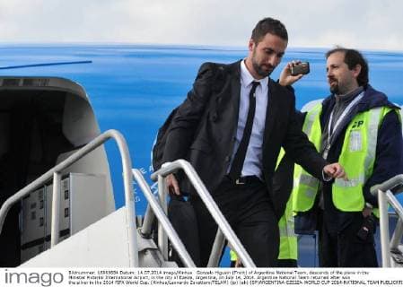 Gonzalo Higuain (Front) of Argentina National Team, descends of the plane in the Minister Pistarini International Airport, in the city of Ezeiza, Argentina, on July 14, 2014. Argentina National Team returned after won the silver in the 2014 FIFA World Cup. (Xinhua Leonardo Zavattaro TELAM) (jp) (ah) (SP)ARGENTINA-EZEIZA-WORLD CUP 2014-NATIONAL TEAM 
