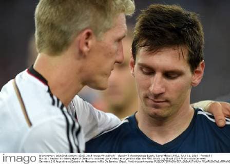 Bastian Schweinsteiger (GER), Lionel Messi (ARG), JULY 13, 2014 - Football Soccer : Bastian Schweinsteiger of Germany consoles Lionel Messi of Argentina after the FIFA World Cup Brazil 2014 Final match between Germany 1-0 Argentina at Estadio do Maracana in Rio De Janeiro, Brazil. Noxthirdxpartyxsales  (uzdb007119)