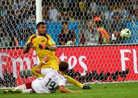 ITAR-TASS: RIO DE JANEIRO, BRAZIL. JULY 13, 2014. Germany s Mario Goetze (L) scores a goal past Argentina s goalkeeper Sergio Romero in their 2014 FIFA World Cup final match at Maracana Stadium. The German team won the game 1:0 in extra time.  RE14A20B
