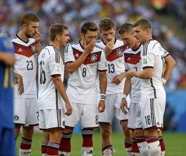 13.07.2014, Fussball WM 2014 - Finale: Deutschland - Argentinien in Rio de Janeiro, Maracana Stadion. taktische Besprechung der Spieler. v.l. Christoph Kramer (Deutschland),Philipp Lahm (Deutschland), Mesut Özil (Deutschland), Thomas Müller (Deutschland), Bastian Schweinsteiger (Deutschland) und Toni Kroos (Deutschland) 