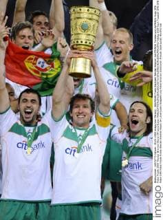 BAUMANN Frank Kapitaen Werder Bremen mit FRINGS Torsten und ALMEIDA Hugo DFB Pokal Finale 2009 Werder Bremen-Bayer 04 Leverkusen 