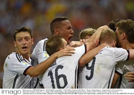 13.07.2014, Fussball WM 2014 - Finale: Deutschland - Argentinien in Rio de Janeiro, Maracana Stadion. Torjubel. v.l. Mesut Özil (Deutschland), Jerome Boateng (Deutschland), Philipp Lahm (Deutschland), Andre Schürrle (Deutschland) und Thomas Müller (Deutschland) 