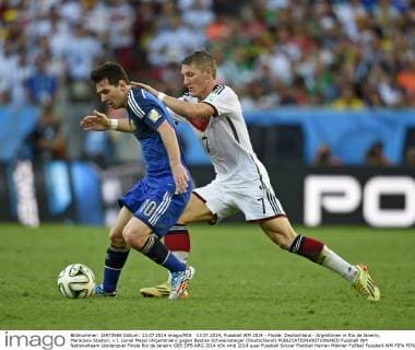 13.07.2014, Fussball WM 2014 - Finale: Deutschland - Argentinien in Rio de Janeiro, Maracana Stadion. v.l. Lionel Messi (Argentinien) gegen Bastian Schweinsteiger (Deutschland) 