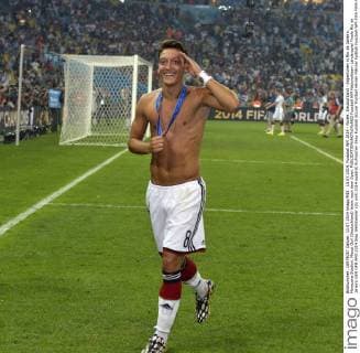 13.07.2014, Fussball WM 2014 - Finale: Deutschland - Argentinien in Rio de Janeiro, Maracana Stadion. Mesut Özil (Deutschland) feiert nach dem Spiel. 
