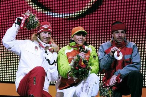 GREIS Michael GER Olympiasieger mit BJOERNDALEN Ole Einar NOR und SIKORA Tomasz POL Siegeehrung Biathlon Massenstart der Maenner am 25.02.2006 in Turin Olympische Winterspiele 2006 in Turin Italien 