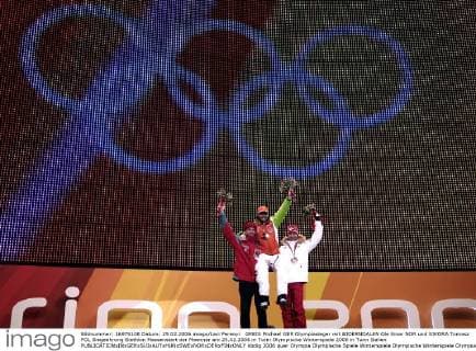 GREIS Michael GER Olympiasieger mit BJOERNDALEN Ole Einar NOR und SIKORA Tomasz POL Siegeehrung Biathlon Massenstart der Maenner am 25.02.2006 in Turin Olympische Winterspiele 2006 in Turin Italien 