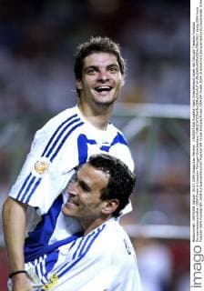 CHARISTEAS Angelos Team Griechenland jubelt mit DELLAS Traianos Fussball Europameisterschaften 2004 Finale in Lissabon Portugal-Griechenland 