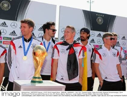 BERLIN, GERMANY - JULY 15: Thomas Müller, Mats Hummels, Bastian Schweinsteiger, Sami Khedira and Toni Kroos behind the cup on July 15, 2014 in Berlin, Germany. Local Caption Thomas Müller; Mats Hummels; Bastian Schweinsteiger; Sami Khedira and Toni Kroos
