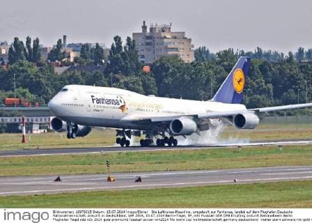 Die Lufthansa-Maschine, umgetauft zur Fanhansa, landet auf dem Flughafen Deutsche Nationalmannschaft, Ankunft in Deutschland, WM 2014, 15.07.2014 Berlin-Tegel, EP_mht