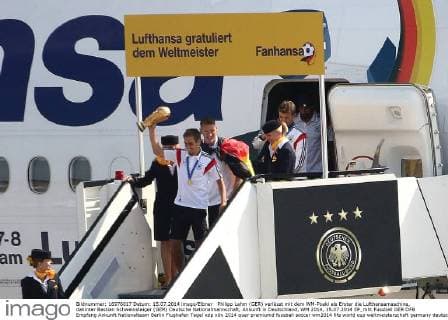 Philipp Lahm (GER) verlässt mit dem WM-Poakl als Erster die Lufthansamaschine, dahinter Bastian Schweinsteiger (GER) Deutsche Nationalmannschaft, Ankunft in Deutschland, WM 2014, 15.07.2014 EP_mht