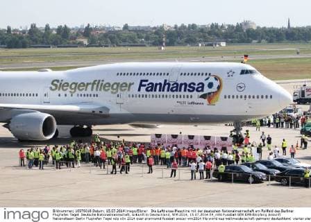 Die Lufthansa-Maschine mit der deutschen Nationalmannschaft am Rollfeld des Berliner Flughafen Tegel. Deutsche Nationalmannschaft, Ankunft in Deutschland, WM 2014, 15.07.2014 EP_mht