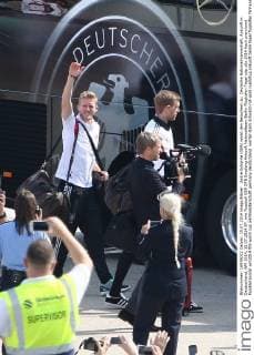 Andre Schürrle (GER) winkt den Besuchern zu. Deutsche Nationalmannschaft, Ankunft in Deutschland, WM 2014, 15.07.2014 EP_mht