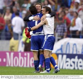 REHHAGEL Otto Trainer Team Griechenland Eroeffnungsspiel Portugal-Gtriechenland 1:2. Fussball Jubel mit Kapitän Theodoros Zagorakis Nr.7 UEFA Fussball Europameisterschaften 2004 in Portugal Copyright 