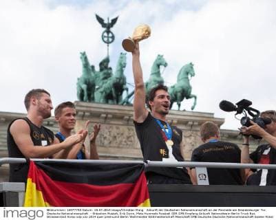 Ankunft der Deutschen Nationalmanschaft an der Fanmeile am Brandenburger Tor. Deutsche Nationalmanschaft - Shkodran Mustafi, Erik Durm, Mats Hummels