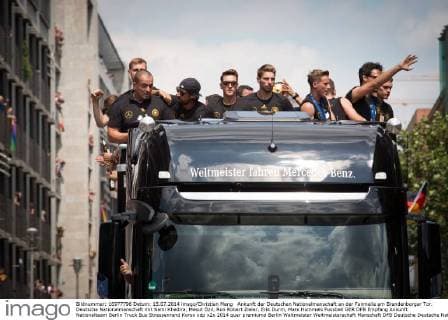 Ankunft der Deutschen Nationalmanschaft an der Fanmeile am Brandenburger Tor. Deutsche Nationalmanschaft mit Sami Khedira, Mesut Özil, Ron Robert Zieler, Erik Durm, Mats Hummels