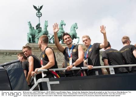 Ankunft der Deutschen Nationalmanschaft an der Fanmeile am Brandenburger Tor. Deutsche Nationalmanschaft - Mats Hummels, Matthias Ginter