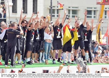 Empfang der Weltmeister --- Fussball --- International --- 15.07.2014 Helene Fischer (Mitte), hebt den Pokal hoch, inmitten der Mannschaft, Team, Freude, Jubel, Freisteller