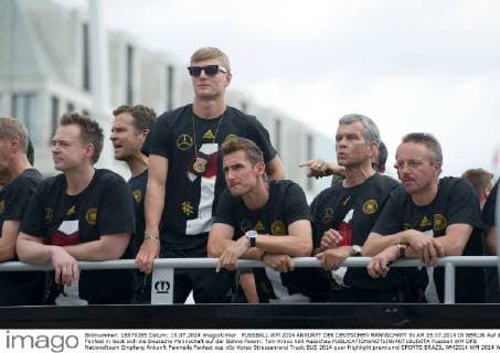 FUSSBALL WM 2014 ANKUNFT DER DEUTSCHEN MANNSCHAFT IN AM 15.07.2014 IN BERLIN Auf dem Fanfest in lässt sich die Deutsche Mannschaft auf der Bühne Feiern: Toni Kroos hält Ausschau 