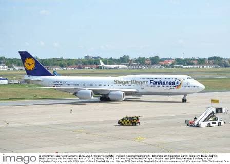 Fußball Nationalmannschaft - Empfang am Flughafen Berlin-Tegel am 15.07.2014 in Berlin Landung der Sondermaschine LH 2014 ( Boeing 747-8 ) auf dem Flughafen Berlin-Tegel.