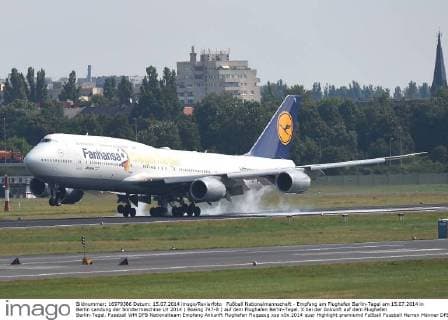 Fußball Nationalmannschaft - Empfang am Flughafen Berlin-Tegel am 15.07.2014 in Berlin Landung der Sondermaschine LH 2014 ( Boeing 747-8 ) auf dem Flughafen Berlin-Tegel. X bei der Ankunft auf dem Flughafen Berlin-Tegel.