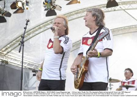 Höhner beim Musik Act. Die deutsche Nationalmannschaft feiert den WM Sieg auf der Fanmeile vor dem Brandenburger Tor am 15.07.2014 in Berlin. Deutsche Nationalmannschaft feiert WM Sieg in Berlin