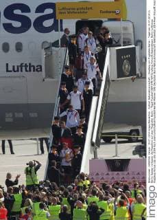 Fußball Nationalmannschaft - Empfang am Flughafen Berlin - Tegel am 15.07.2014 in Berlin Spieler verlassen die Maschine auf dem Flughafen Berlin - Tegel