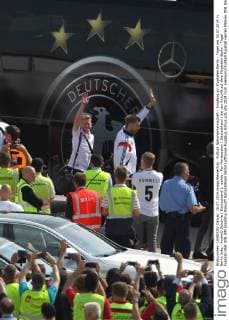 Fußball Nationalmannschaft - Empfang am Flughafen Berlin - Tegel am 15.07.2014 in Berlin links - Andre© Schürrle ( Deutschland ), rechts - Per Mertesacker ( Deutschland ) bei der Ankunft auf dem Flughafen Berlin - Tegel