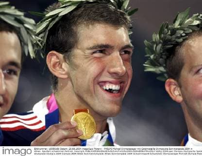 PHELPS Michael Olympiasieger mit Goldmedaille Olympische Sommerspiele 2004 in Athen. Sportart schwimmen Portrait. Copyright 