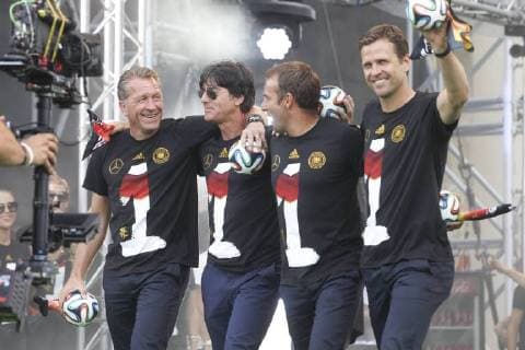 Der Trainerstab Andreas Köpke, Joachim Löw, Hansi Flick und Oliver Bierhoff, die deutsche Nationalmannschaft feiert den WM Sieg auf der Fanmeile vor dem Brandenburger Tor am 15.07.2014 in Berlin. Deutsche Nationalmannschaft feiert WM Sieg in Berlin