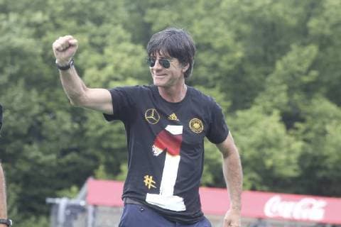 Joachim Löw, die deutsche Nationalmannschaft feiert den WM Sieg auf der Fanmeile vor dem Brandenburger Tor am 15.07.2014 in Berlin. Deutsche Nationalmannschaft feiert WM Sieg in Berlin
