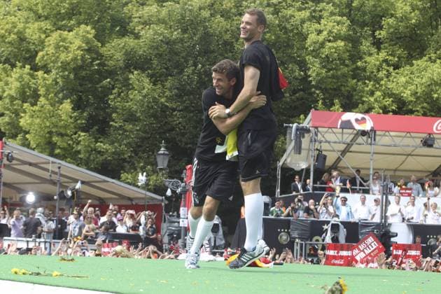 Manuel Neuer und Thomas Müller, die deutsche Nationalmannschaft feiert den WM Sieg auf der Fanmeile vor dem Brandenburger Tor am 15.07.2014 in Berlin. Deutsche Nationalmannschaft feiert WM Sieg in Berlin