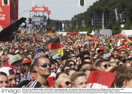 Die deutsche Nationalmannschaft feiert den WM Sieg auf der Fanmeile vor dem Brandenburger Tor am 15.07.2014 in Berlin. Deutsche Nationalmannschaft feiert WM Sieg in Berlin