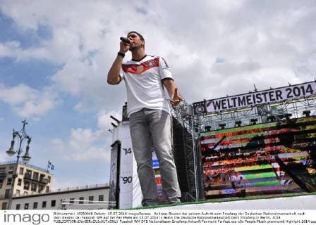 Andreas Bourani bei seinem Auftritt zum Empfang der Deutschen Nationalmannschaft nach dem Gewinn der Fussball WM auf der Fan Meile am 15.07.2014 in Berlin Die Deutsche Nationalmannschaft beim Empfang in Berlin, 2014 