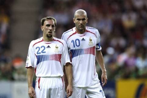 ZIDANE Zinedine und RIBERY Frank Team_Frankreich FIFA_Fussball Weltmeisterschaften 2006 in Deutschland Fussball Finale Italien-Frankreich im Berliner Olympiastadion 