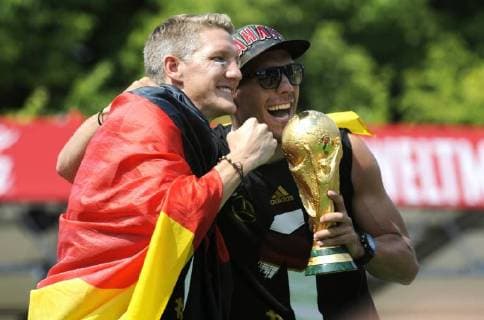 Fussball, DFB, Deutschland, Herren, Weltmeisterschaft 2014 Brasilien, Empfang des Weltmeisters, der Deutschen Nationalmannschaft auf der Fan-Meile am Brandenburger Tor in Berlin: v.li.: Bastian Schweinsteiger und Lukas Podolski mit dem Pokal. Jubel, Freude, Aktion.