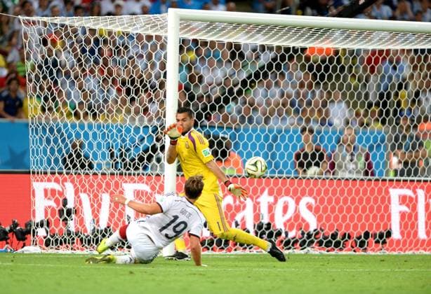 Mario Gotze (GER), JULY 13, 2014 - Football Soccer : Mario Gotze of Germany scores the winning goal past Sergio Romero of Argentina in extra time during the FIFA World Cup Brazil 2014 Final match between Germany 1-0 Argentina at Estadio do Maracana in Rio De Janeiro, Brazil. Noxthirdxpartyxsales  (lwla001012)