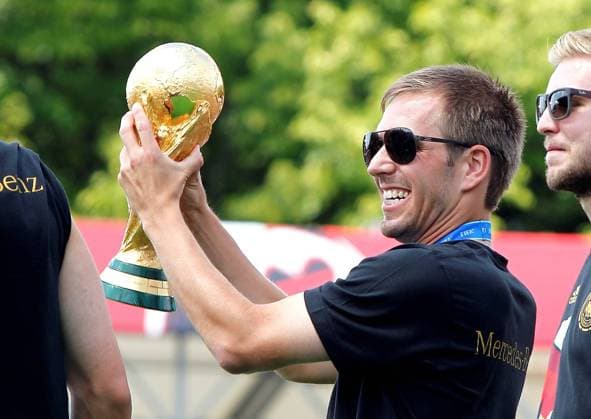 Berlin, Fußballweltmeisterschaft, Empfang der deutschen Nationalmannschaft nach dem WM Sieg in Maracana, Brasilien Bild: Phillipp Lahm mit dem WM Pokal Empfang der deutschen Nationalmannschaft nach dem WM Sieg in Maracana, Brasilien
