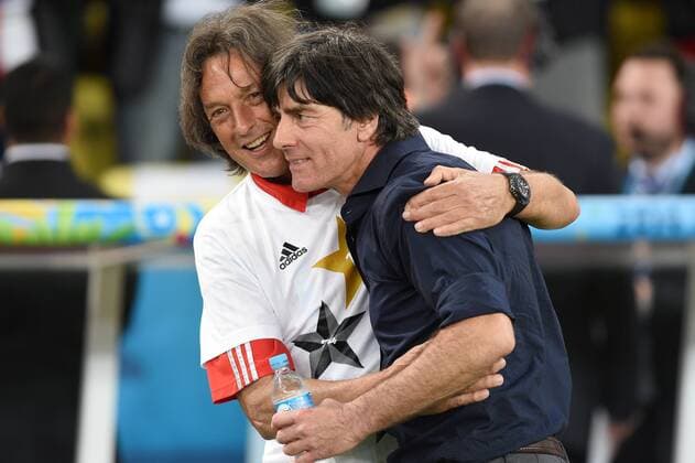 v.li:Hans Wilhelm Müller WOHLFAHRT (Teamarzt( umarmt Bundestrainer Joachim Jogi LÖW (GER), liegen sich nach Spielende in den Armen, Deutschland (GER) - Argentinien (ARG) 1-0 n.V Finale,Final,Spiel 64, am 13.07.2014 in Rio de Janeiro. Fussball Weltmeisterschaft 2014 in Brasilien vom 12.06. - 13.07.2014.