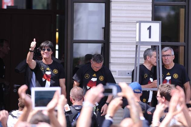 Fußball Nationalmannschaft - Empfang am Brandenburger Tor am 15.07.2014 in Berlin Joachim Löw ( Trainer Deutschland ), links streckt den Daumen zu den Fans