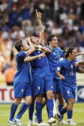 MATERAZZI Marco Team Italien jubelt nach seinem Ausgleichdtor zum 1 : 1 v.l.TOTI,TONI,MATERAZZI und CAMORANESI FIFA Fussball Weltmeisterschaften 2006 in Deutschland Finale im Olympiastadion in Berlin Italien-Frankreich am 09.Juli 2006 