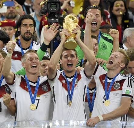 13.07.2014, Fussball WM 2014, Finale: Deutschland - Argentinien in Rio de Janeiro, Maracana Stadion.Siegerehrung der Weltmeister: Miroslav Klose (Deutschland) präsentiert den Pokal. 