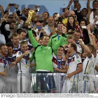13.07.2014, Fussball WM 2014, Finale: Deutschland - Argentinien in Rio de Janeiro, Maracana Stadion. Siegerehrung, Torwart Manuel Neuer (Deutschland) präsentiert den Pokal. 