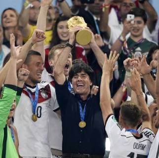 13.07.2014, Fussball WM 2014, Finale: Deutschland - Argentinien in Rio de Janeiro, Maracana Stadion. Siegerehrung des Weltmeisters: Bundestrainer Joachim Löw (Deutschland) präsentiert den Pokal. 